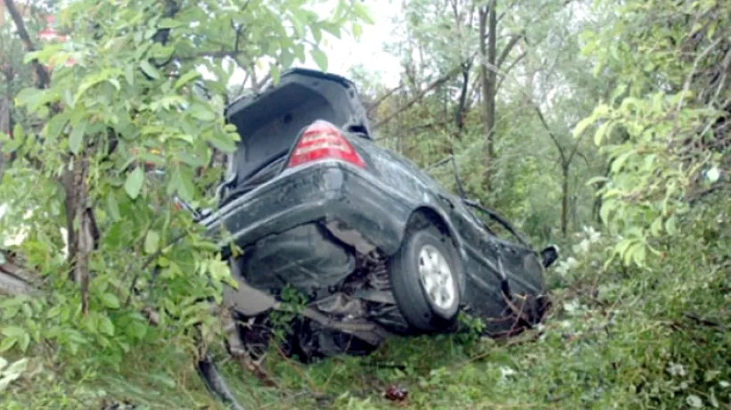 O mașină a căzut într-o prăpastie pe serpentinele de la Posada, pasagerii - aproape nevătămați