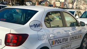 Alertă în București. Poliția caută un bărbat aflat pe trotinetă care a tăiat două femei care mergeau pe stradă / Una dintre victime a ajuns la spital