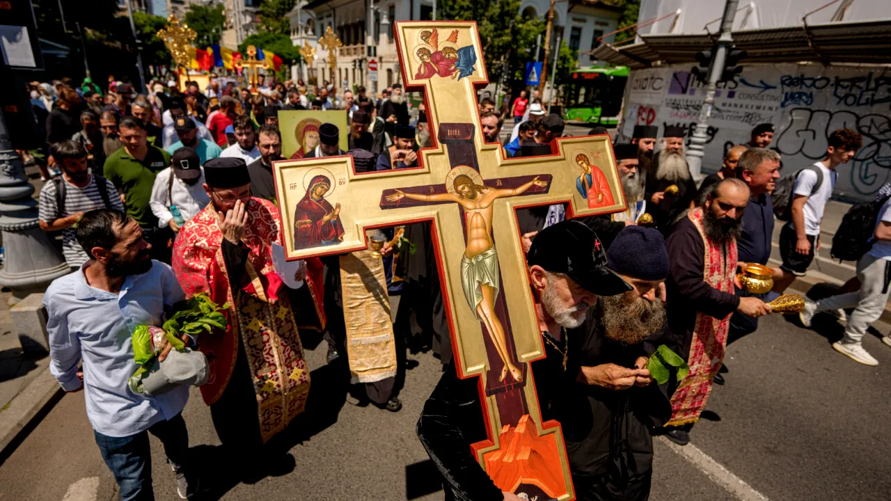 Gigi Becali, cu crucea pe umăr, a mers să „sfințească” Piața Victoriei: „Contramanifestație față de marșul LGBT Bucharest Pride”