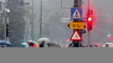 Codul galben de ploi torențiale a fost prelungit până miercuri