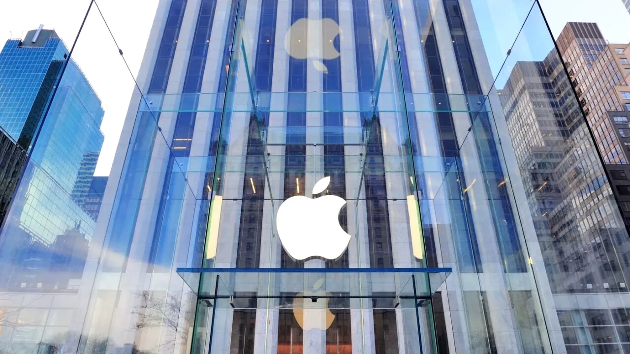 Trump solicită companiei Apple să pună capăt POLITICILOR de diversitate, în contextul în care majoritatea acționarilor au votat în favoarea acestora