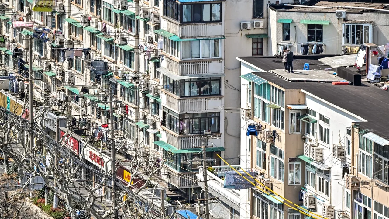 VIDEO | Milioane de chinezi din Shanghai își strigă disperarea pe la geamuri. Orașul este în lockdown total din cauza Covid-19 și mulți locuitori au rămas fără provizii