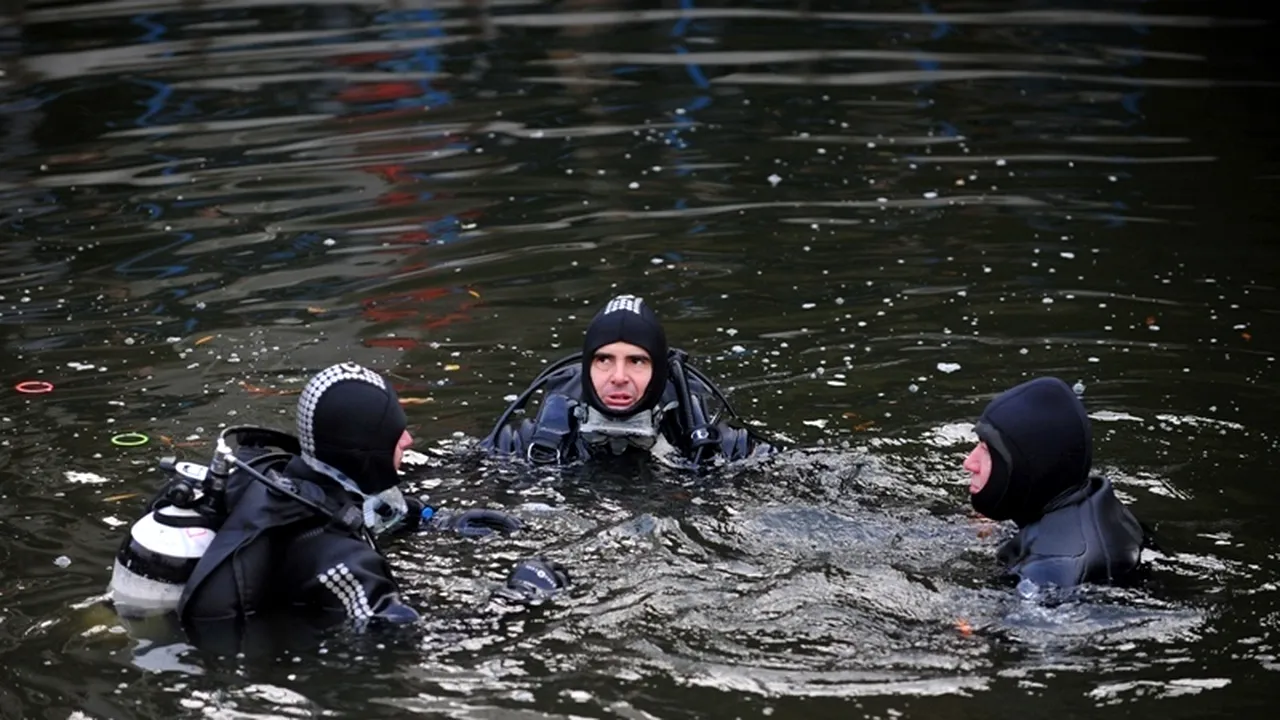 O mașină a căzut într-un lac, pe DN3. Șoferul a murit, pasagerii au reușit să se salveze