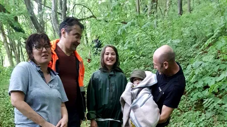 Gestul salvator al unei fetițe de 11 ani, după ce mama și frățiorul ei au căzut într-o râpă