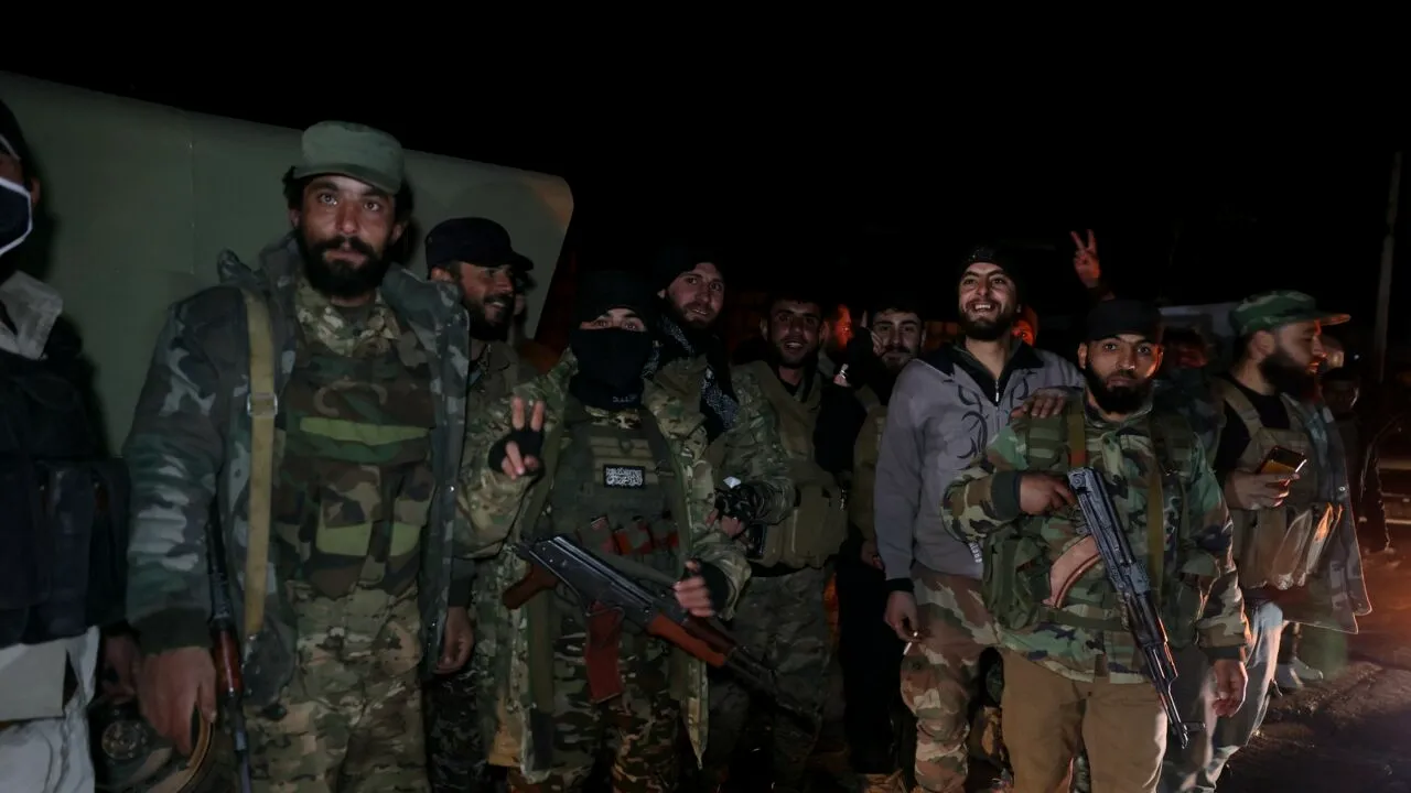 LUPTE în Siria între forțele guvernamentale și forțele loiale fostului președinte. Cel puțin 70 de oameni au fost uciși