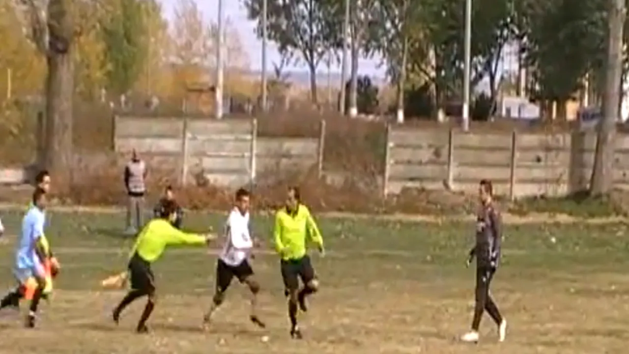 VIDEO - Arbitru fugărit și bătut pe teren la un meci din liga a V-a