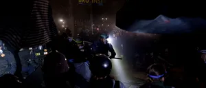 Poliția a DEMOLAT tabăra protestatarilor din campusul universitar UCLA /Sute de manifestanți pro-palestinieni au fost reținuți