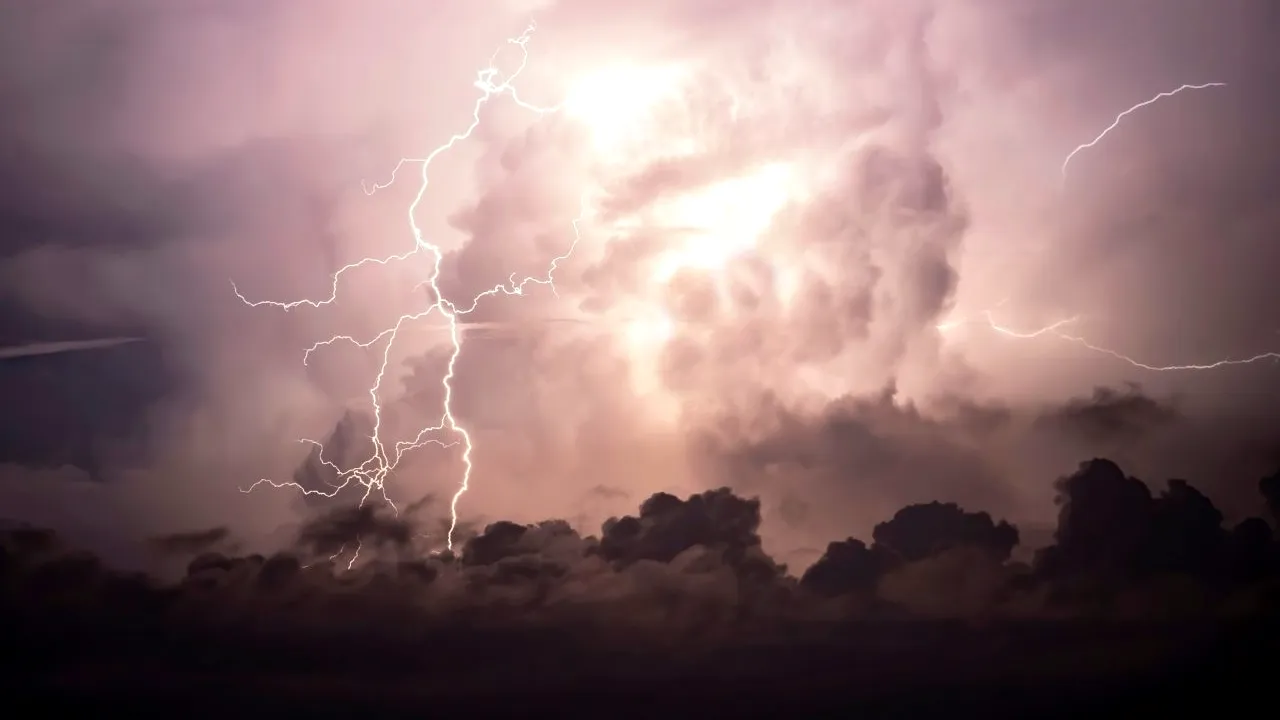 Alertă ANM: Cod roșu de ploi torențiale în mai multe județe