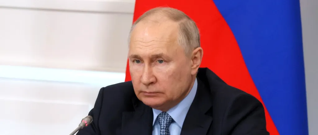 Vladimir Putin s-a SCUFUNDAT în apă rece ca gheața pentru a marca Boboteaza