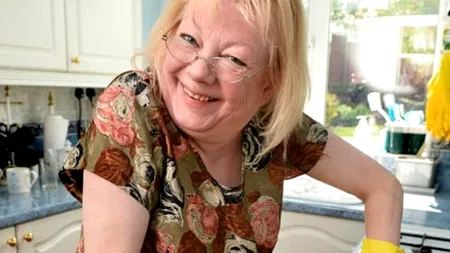 Ce face o femeie de 50 de ani în timp doarme. 