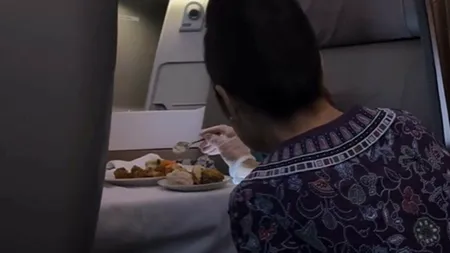 VIDEO | Pasager hrănit cu LINGURIȚA, de o stewardesă, la clasa business. „Să le fie rușine”