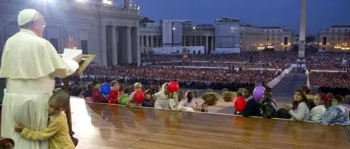 Imagini inedite surprinse la Vatican. Un copil nu s-a lăsat luat de lângă Papa Francisc nici măcar de agenții de securitate