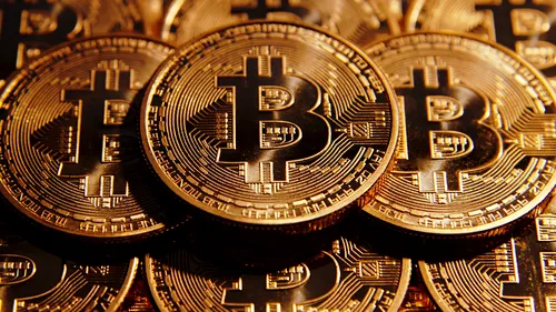 Bitcoin a ajuns la un nou record. Moneda virtuală a depășit valoarea aurului
