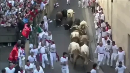 Șase persoane au fost RĂNITE, astăzi, după cursele cu tauri din Pamplona