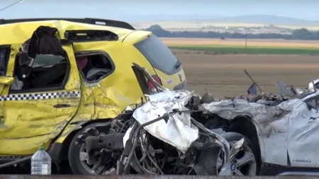 Accident groaznic pe autostradă, unde un TIR a intrat pe contrasens. Sunt șase morți, iar un Duster a fost strivit. Camionul venea de la Sofia și mergea către Burgas. IMAGINI ȘOCANTE