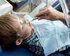 Un dentist din Iași a scăpat în gura unui copl de 5 ani un dispozitiv metalic, iar acesta l-a înghițit: „Au început brusc să îl lovească peste spate”