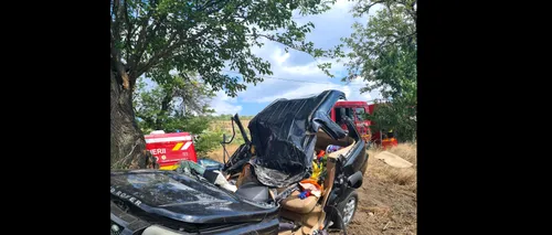 FOTO | O șoferiță din Vaslui a murit strivită după ce s-a izbit cu mașina de un copac
