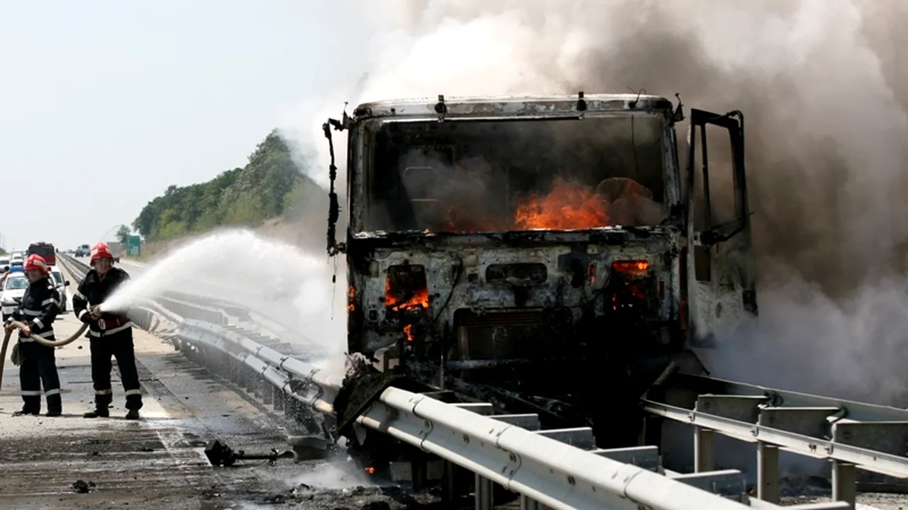 Circulație blocată pe A3, pe sensul Ploiești - București, după ce un camion a luat foc în mers