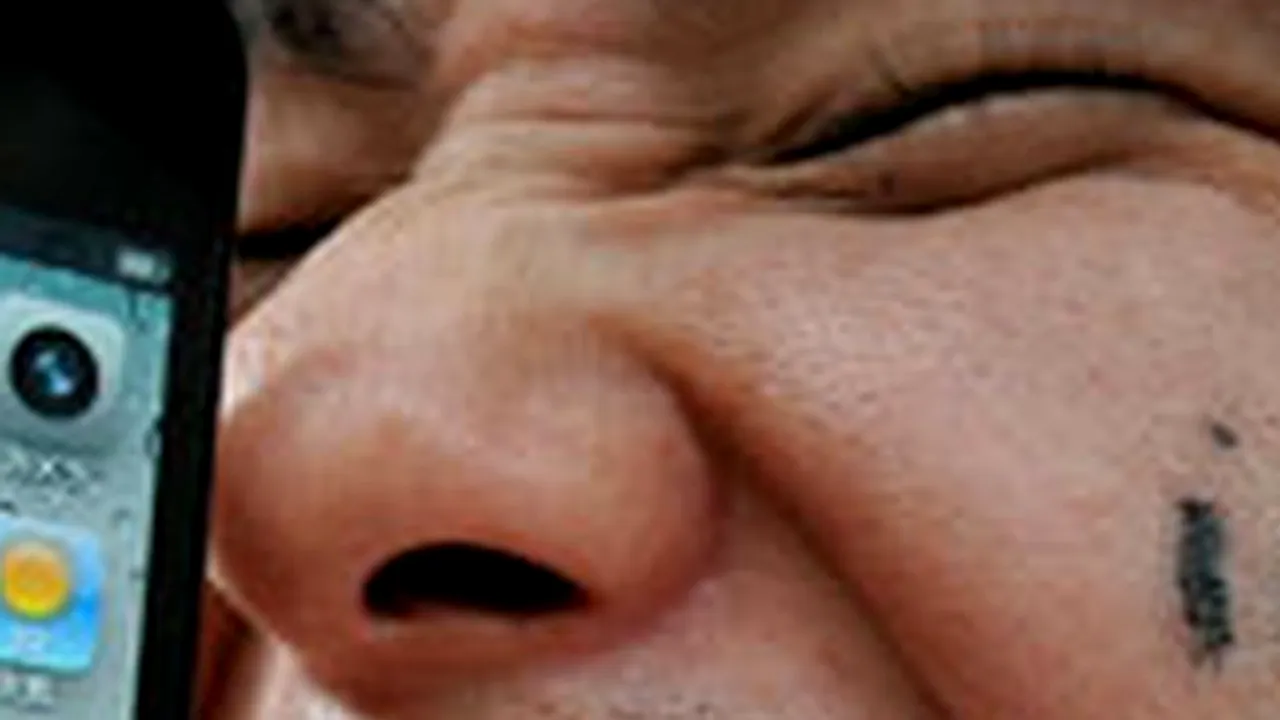 Doi din trei oameni se tem să nu își piardă telefonul mobil, iar 75% își iau gadgetul după ei în baie. STUDIU