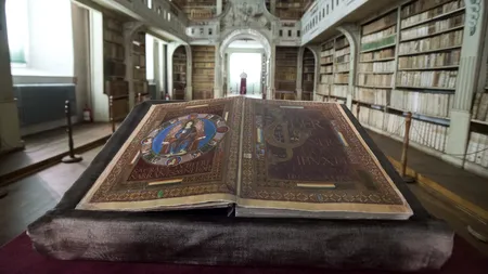 Controversa din jurul retrocedării Bibliotecii Batthyaneum din Alba Iulia. Ce se întâmplă cu comorile din acest muzeu