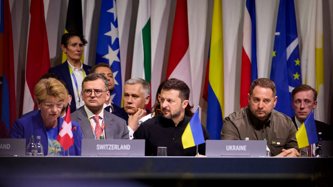 Kievul insistă că Zelenski nu va ceda niciodată teritoriu lui Putin. „Niciun om sănătos la minte nu ar semna. Constituția interzice acest lucru“