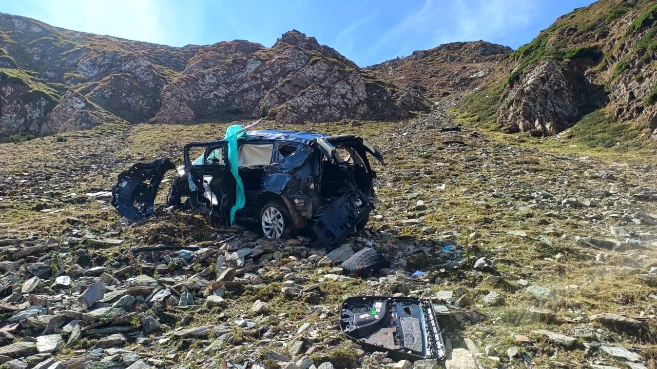 Motivul ULUITOR care l-a făcut pe un bărbat din Alba să se sinucidă. A sărit cu mașina într-o prăpastie de pe Transalpina