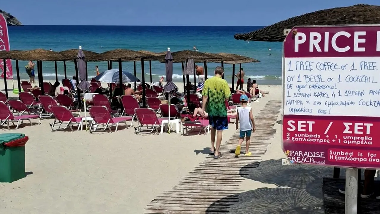 Cu câți bani se închiriază un ȘEZLONG în Thassos, de fapt. Reacția turiștilor români: „S-au românizat și grecii!”