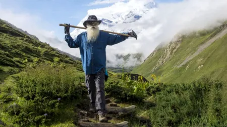 Sadhguru vine în România, într-un tur mondial de motocicletă! Mesajul său este legat de salvarea solului