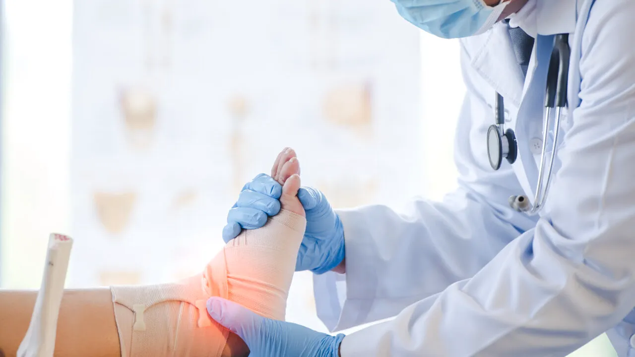 Marea Britanie: Ortoped român, ACUZAT că a supus zeci de persoane, inclusiv copii, la practici medicale inutile, doar pentru plăcerea sa sexuală