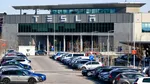 Confruntată cu un val de concedii medicale, Tesla amenință angajații bolnavi că le va REȚINE salariile