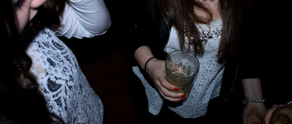 Fată de 16 ani, din Botoșani, aproape de comă alcoolică / Consumul de ALCOOL în rândul adolescenților, la cote alarmante