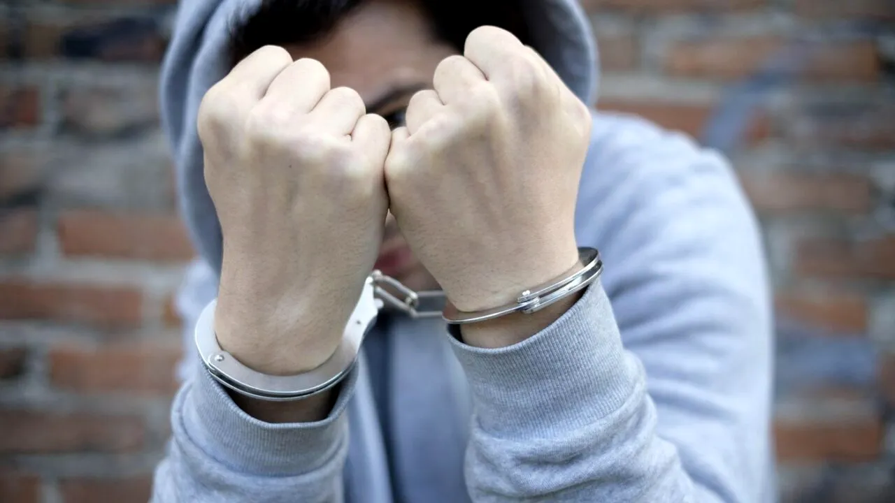 Sentințe grele cu ÎNCHISOAREA în cazul adolescenților din Sibiu care au ucis un om al străzii din plictiseală:  