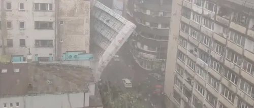 Două schele și mai mulți copaci au căzut în Capitală din cauza ploii torențiale - FOTO, VIDEO