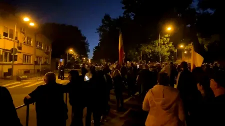 Proteste în miez de noapte la arestul central unde e încarcerat Călin Georgescu. Sute de oameni își strigă nemulțumirea și cer eliberarea lui Georgescu: ”Căline, Căline, poporul e cu tine”