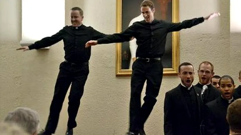 Doi preoți dansatori au devenit vedete pe internet