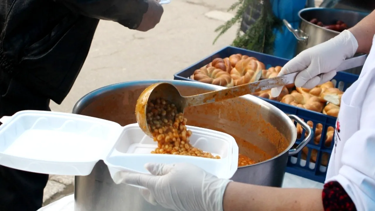 Circa 2.000 de persoane s-au înghesuit pentru a primi fasole cu cârnați și vin fiert, la Târgu Jiu