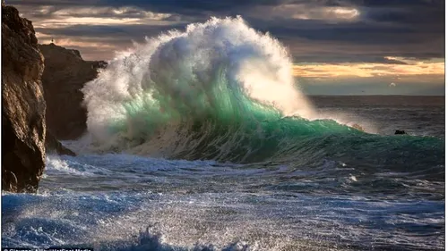 Imagini spectaculoase cu valuri, surprinse de un fotograf italian