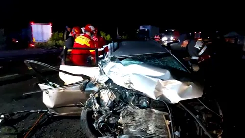 Un bărbat de 39 de ani a murit după impactul dintre mașina sa și un TIR, pe un drum din județul Galați (VIDEO)