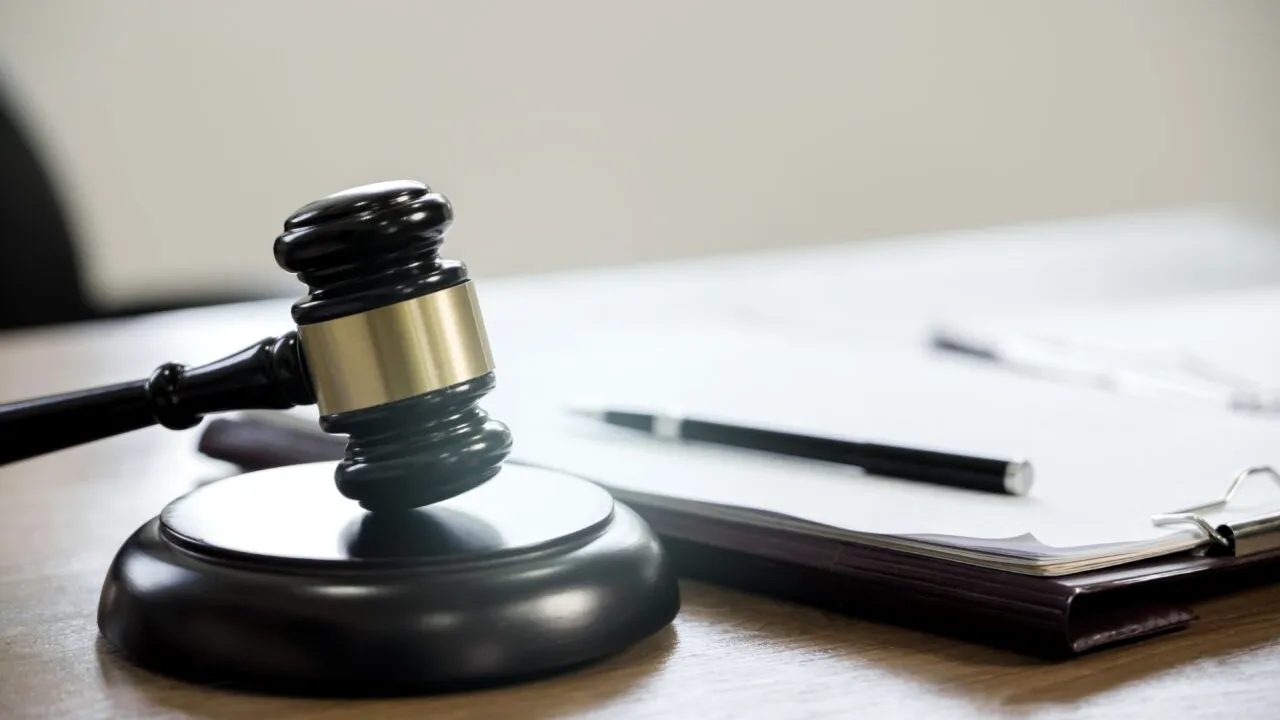 Ce soluții au dat magistrații privind deținerea de droguri și infracțiuni săvârșite sub influența lor? Inspecția Judiciară face un control național