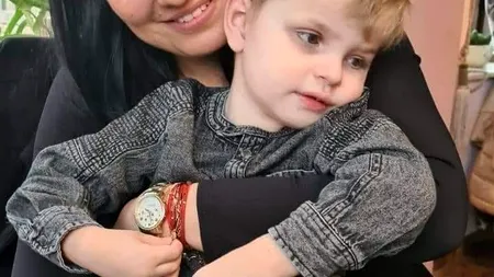 Robert, un copil de doar 5 ani, suferă de o boală genetică foarte rară, iar părinții au ajuns la disperare. Băiețelul nu merge, nu vorbește și mănâncă doar lapte