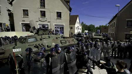 Lupte teribile în Kosovo între etnicii sârbi și trupele KFOR / Zeci de răniți în ambele tabere, reuniune DE URGENȚĂ la cel mai înalt nivel