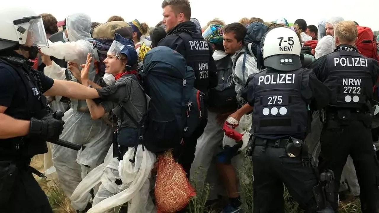 Scene comice în Lützerath! În încercarea de a alunga activiștii dintr-un sat german, ofițerii de poliție s-au împotmolit în noroi până la genunchi