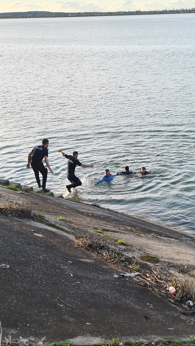 O femeie care a încercat să se sinucidă în Lacul Morii din București a fost salvată de trei polițiști / Sursa foto: Facebook Europol