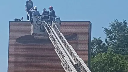 Protest: un bărbat s-a urcat pe un panou publicitar în zona Piața Unirii a Capitalei. VIDEO