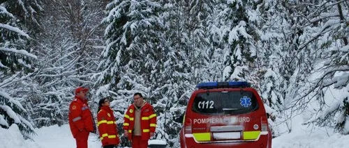 Doi turiști plecați cu mașina pe un drum din Masivul Bucegi au rămas blocați