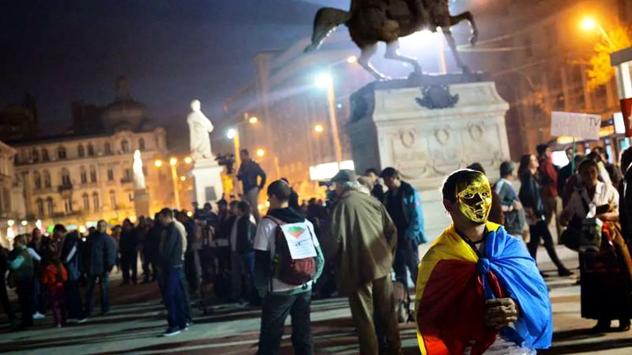 Câteva sute de persoane protestează la Universitate față de proiectul Roșia Montană