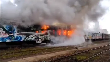 VIDEO | Incendiu în gara din Cluj-Napoca. Flăcările, provocate de mai mulți oameni ai străzii care încercau să se încălzească în vagoane dezafectate