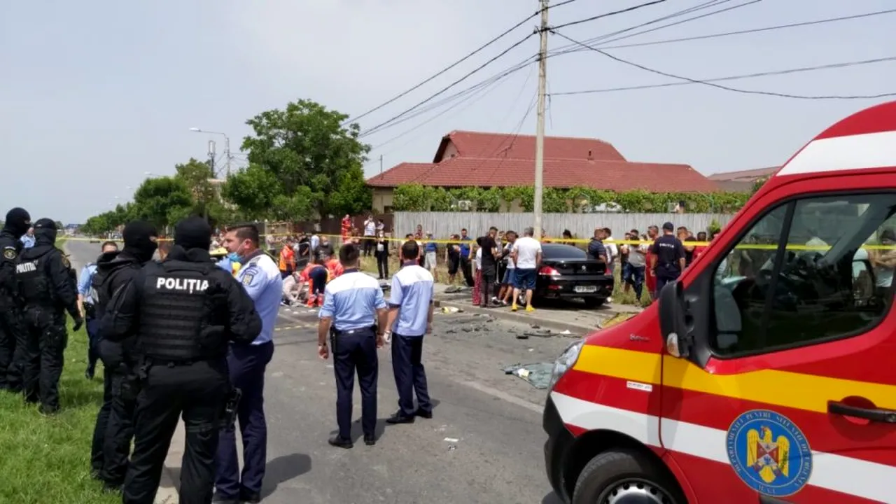 CRAIOVA. Accidentul cumplit în care un taxi a fost spulberat de un BMW, surprins de camerele de supraveghere. Patru persoane, între care un copil de 7 ani, au murit (VIDEO)