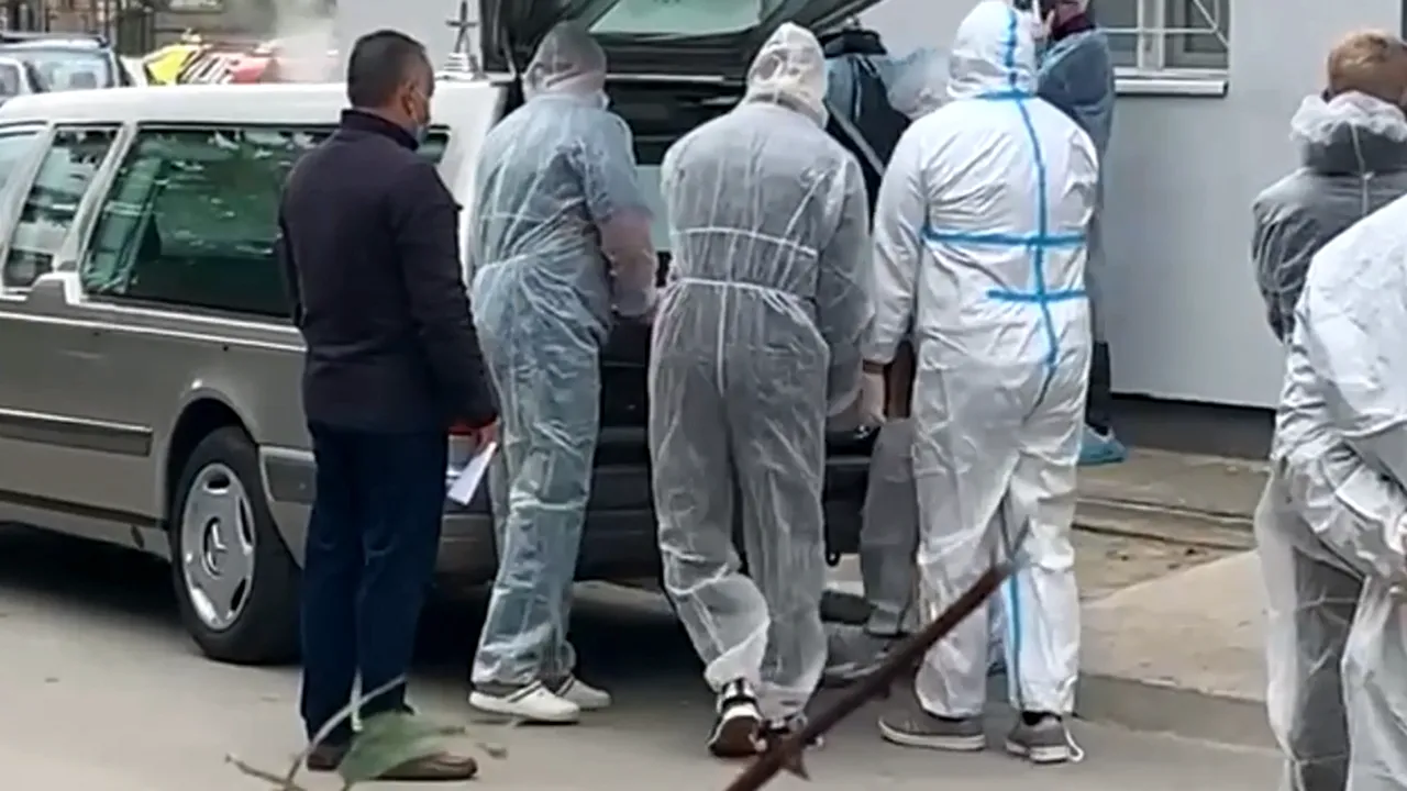 Sfatul unui medic pentru cei care nu vor să se vaccineze: Să numere mașinile negre care ies zilnic din spital