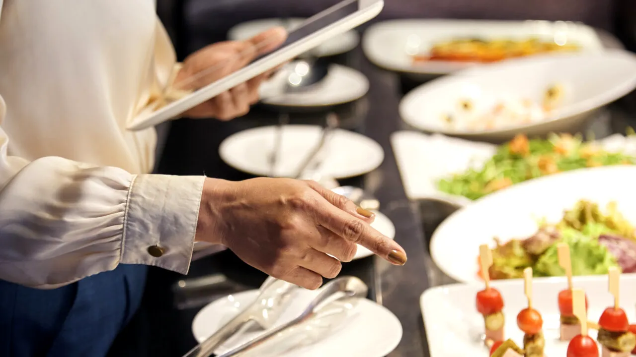 REACȚIA unui român după ce s-a trezit cu o nouă taxă pe bonul de la restaurant: „Sunt eu bătut în cap și nu mai înțeleg cum funcționează lucrurile?”